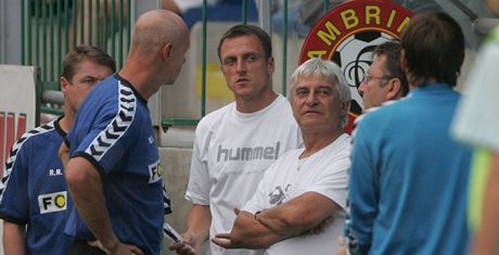 Ladislav korpil (tvrtý zleva) jet na lavice Liberce