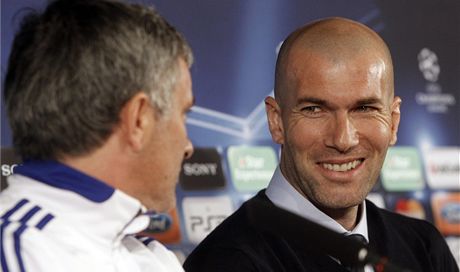 PARÁCI. Zinedine Zidane (vpravo) bude v Realu Madrid spolupracovat s Josém Mourinhem (vlevo).