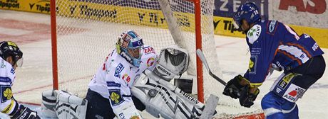 Liberec - Kladno: hostující  Jaroslav Kalla (vpravo) stílí, domácí gólman Marek Pinc chytá.