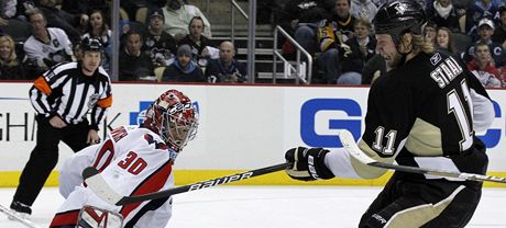 Washingtonský gólman Michal Neuvirth likividuje anci  Jordana Staala z Pittsburghu.