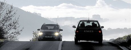 Lidé by mli kvli patnému ovzduí omezit pohyb venku, ale i cestování auty. (Ilustraní foto)