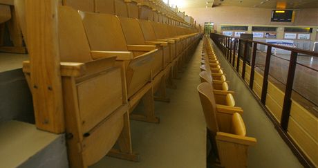 Sportovní hala v eských Budjovicích byla postavena na zaátku 80. let. Na tribunách jsou nepohodlné devné sedaky.