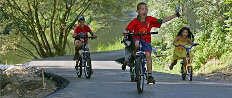 Pokud by msto ást mezi karlovarským Kauflandem a Intersparem nepostavilo, pátení úsek cyklostezky z Chebu do Chomutova by zstal nedokonený a cyklisté by v Karlových Varech museli kola penáet.