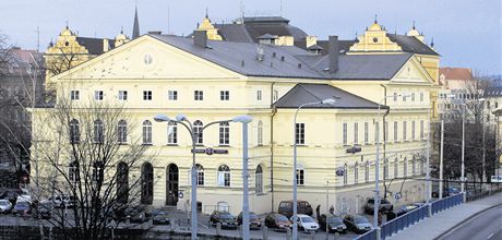 Dm kultury Slavie v eských Budjovicích, budova z roku 1872 eká na spásný nápad.