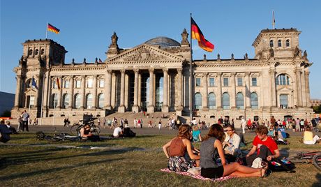 Turisté posedávají ped budovou íského snmu v centru Berlína (ilustraní foto)