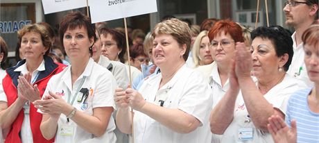Protestní shromádní v nemocnici v Havíov, kterého se zúastnilo na sto lidí a trvalo asi pl hodiny.