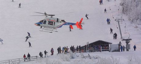 Tce zranného mladého snowboardistu musel do nemocnice transportovat vrtulník. Helma mu ale zejm zachránila ivot. (Ilustraní snímek)
