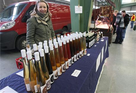 Jana Baurov prodv na Hanckch farmskch trzch v Perov domc medovinu a produkty z medu.