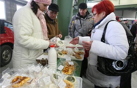 Zdeka Hornkov z Hustope nad Bevou prodv na Hanckch farmskch trzch v Perov domc mln vrobky.