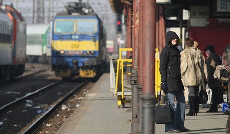 Kvli krádei mdných kabel byl v Nezamyslicích na tém hodinu a pl úpln peruen provoz vlak. Cestující tak museli jet náhradní autobusovou dopravou. Ilustraní snímek