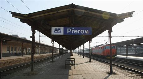 Perovské nádraí (na snímku ped rekonstrukcí) stejn jako celý elezniní uzel dostává novou tvá. Zdejí opozice toho chce vyuít ke zízení dvou nových zastávek v Pedmostí a Dluhonicích.