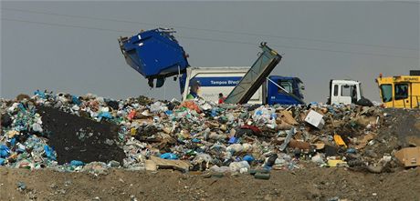 tyiatyicet tisíc kubík odpadu z erné skládky musí Mohelnice na vlastní náklady odvézt na legální skládku (Ilustraní snímek)