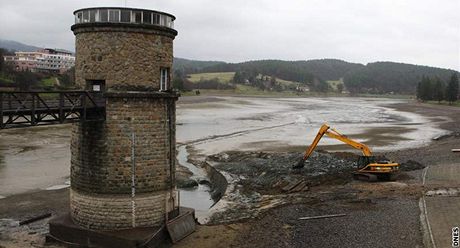 Bagrování bahna z Luhaovické pehrady.