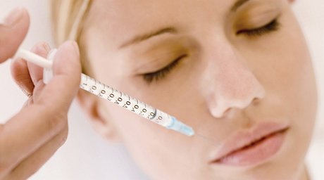 Botox patí k nejrozíenjím látkám, kterými estetití chirurgové vyplují vrásky. Ilustraní foto