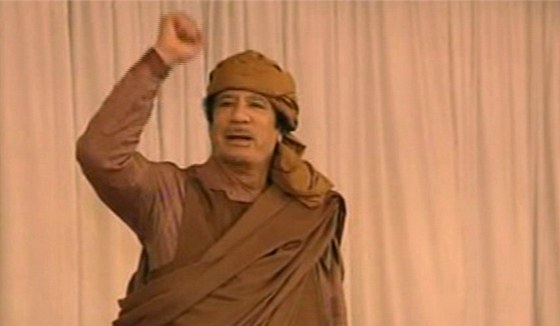Libyjský vdce Muammar Kaddáfí zdraví své píznivce na zábrech státní televize (20. února 2011)
