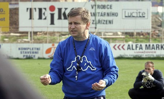 Miroslav Soukup udílí pokyny fotbalist�m Slovácka