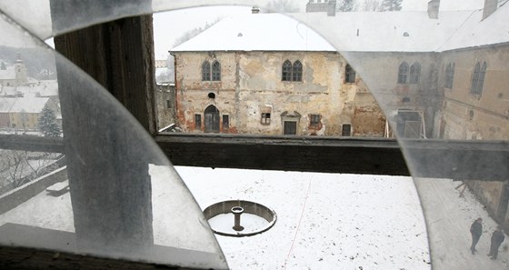 Zámek v Brtnici léta chátral, s opravami nyní zaal nový nájemce