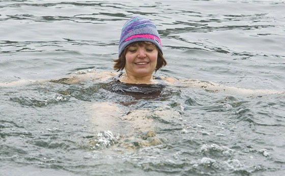 Otužilci v Plzni se dnes i přes silný mráz ponořili do Velkého boleveckého rybníka v Pzni a zaplavali si v jeho vodě o teplotě 0°C