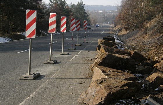 idie na silnici u Milíkova ohroují kameny padající z naruené skály