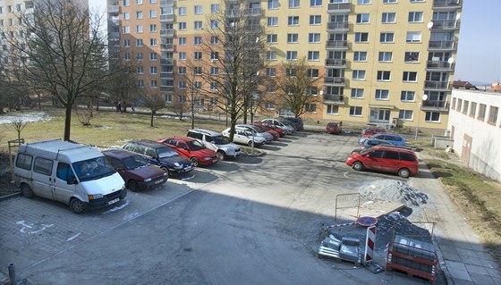 Jedno parkovací místo na Doubravce vychází na 115 tisíc korun. Metr tverení je tak za tém 8 500 korun. 