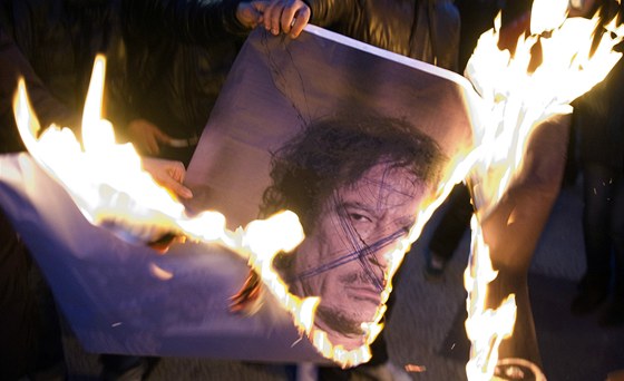 Plukovník Muammar Kaddáfí se stále drí u moci v rozbouené Libyii (24. února 2011)