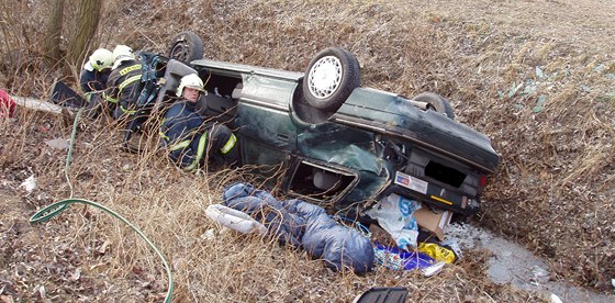 Poblí kruhového objezdu na okraji Kuimi sjelo auto znaky Rover do odvodovací strouhy.