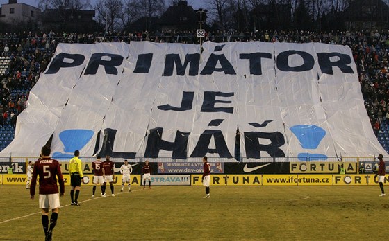 Fanouci Baníku Ostrava vyvsili na utkání se Spartou Praha transparent, který oeruje primátora msta. Protestují tak proti tomu, e Baník nedostane nový stadion. (28. únor 2011)