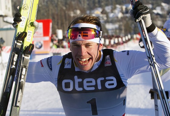 védský bec na lyích Emil Jönsson se raduje z vítzství ve sprintech v Drammenu