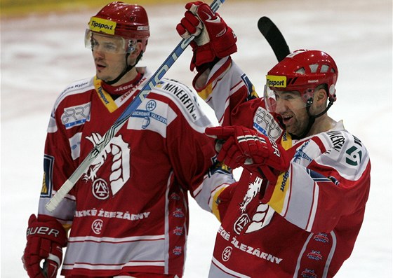 Tinetí hokejisté Martin Lojek a Jan Peterek se radují ze vstelené branky
