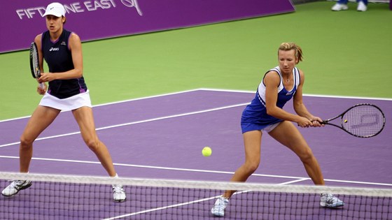 FINÁLOVÝ BOJ. Kvta Peschkeová (vpravo) s Katarínou Srebotnikovou bhem finálového utkání tyhry na turnaji v Dauhá.  