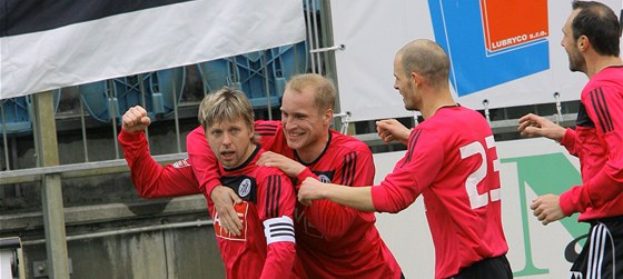 SLAVÍME. David Horejš (zleva) přijímá gratulace českobudějovických spoluhráčů - Čirkina, Vulina a Lengyela.   
