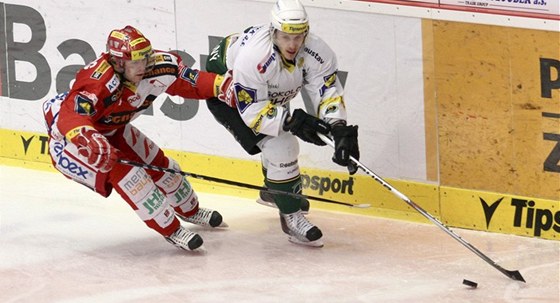 Slavistický útoník Jakub Sklená (vlevo) stíhá karlovarského stelce Frantika Skladaného. 