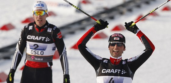 HURÁ. Finiman rakouského týmu sdruená slaví na MS v Oslu zlatou medaili, druzí skonili Nmci.