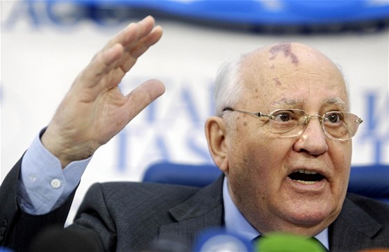 Bývalý sovtský prezident Michail Gorbaov bhem tiskové konference v Moskv...