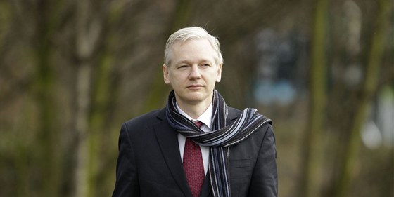 Julian Assange pichází k londýnskému soudu (24. února 2011)
