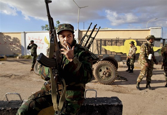 Libyjský voják a písluník sil, které se obrátily proti reimu Muammara Kaddáfího vysedává na vojenské základn v Benghází (28. února 2011)