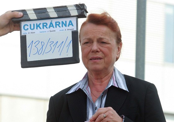 Iva Janurová na natáení seriálu Cukrárna (2010)