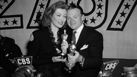 Herečka Greer Garsonová s Oscarem za za hlavní roli ve filmu Paní Miniverová pronesla nejdelší děkovnou řeč. Trvala více než pět minut. Na snímku s hercem Jamesem Cagnem.