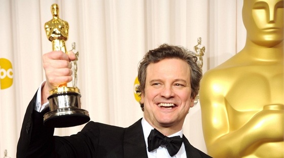 Colin Firth s Oscarem za nejlepí muský herecký výkon ve filmu Králova e (Los Angeles, 27. února 2011)