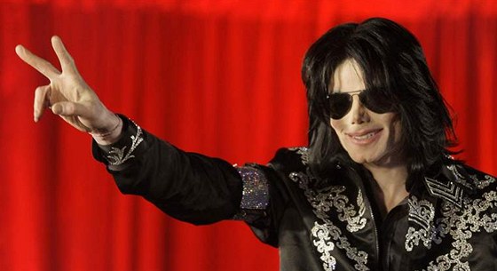 S tímhle vítězným gestem se Michael Jackson vracel na scénu, když v Londýně mluvil o comebackovém projektu This Is It.
