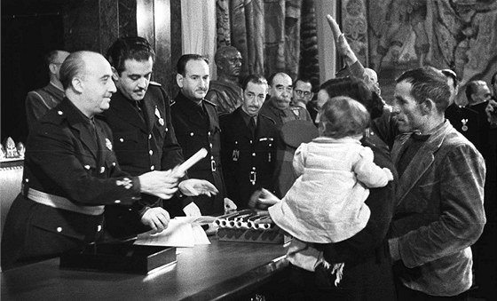 panlský diktátor Francisco Franco (vlevo) pedává rodin ocenní za velký...