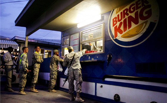 Amerití vojáci ekají ve front na hamburgery Burger King na základn v afghánském Bagramu.