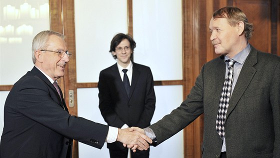 Dohodu o rstu plat léka v roce 2011 uzavel ministr zdravotnictví Leo Heger (vlevo) a éf odborá Martin Engel.