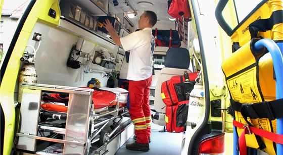 Mladík utrpěl vážná zranění, záchranáři ho převezli do nemocnice v Plzni. Ilustrační snímek