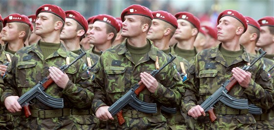 Ministerstvo obrany chce koupit vojákm nové uniformy, dokoní se i pezbrojení (ilustraní snímek).