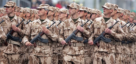 Armáda chce získat nové maskáe s pomocí NATO. Zásoby jim rychle docházejí. Ilustraní snímek