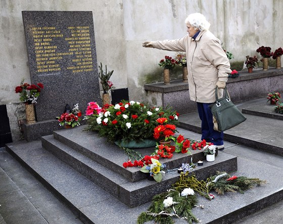 Píznivci KSM si pipomnli výroí "Vítzného února" u hrobu Klementa Gottwalda