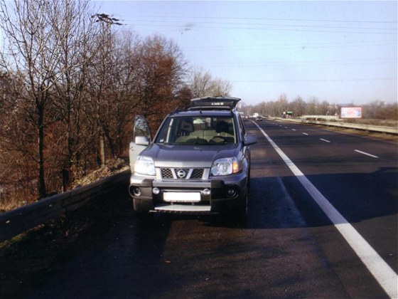 Vz Nissan na Rudné ulici chvíli po vykradení.