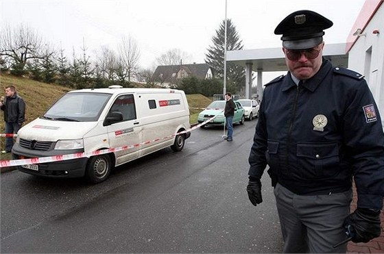 Policisté vyetují pepadení dodávky bezpenostní agentury Fénix (17. ledna 2008).