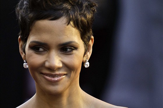 Halle Berry dokazuje, e i v krátkých vlasech mete být teskut sexy.